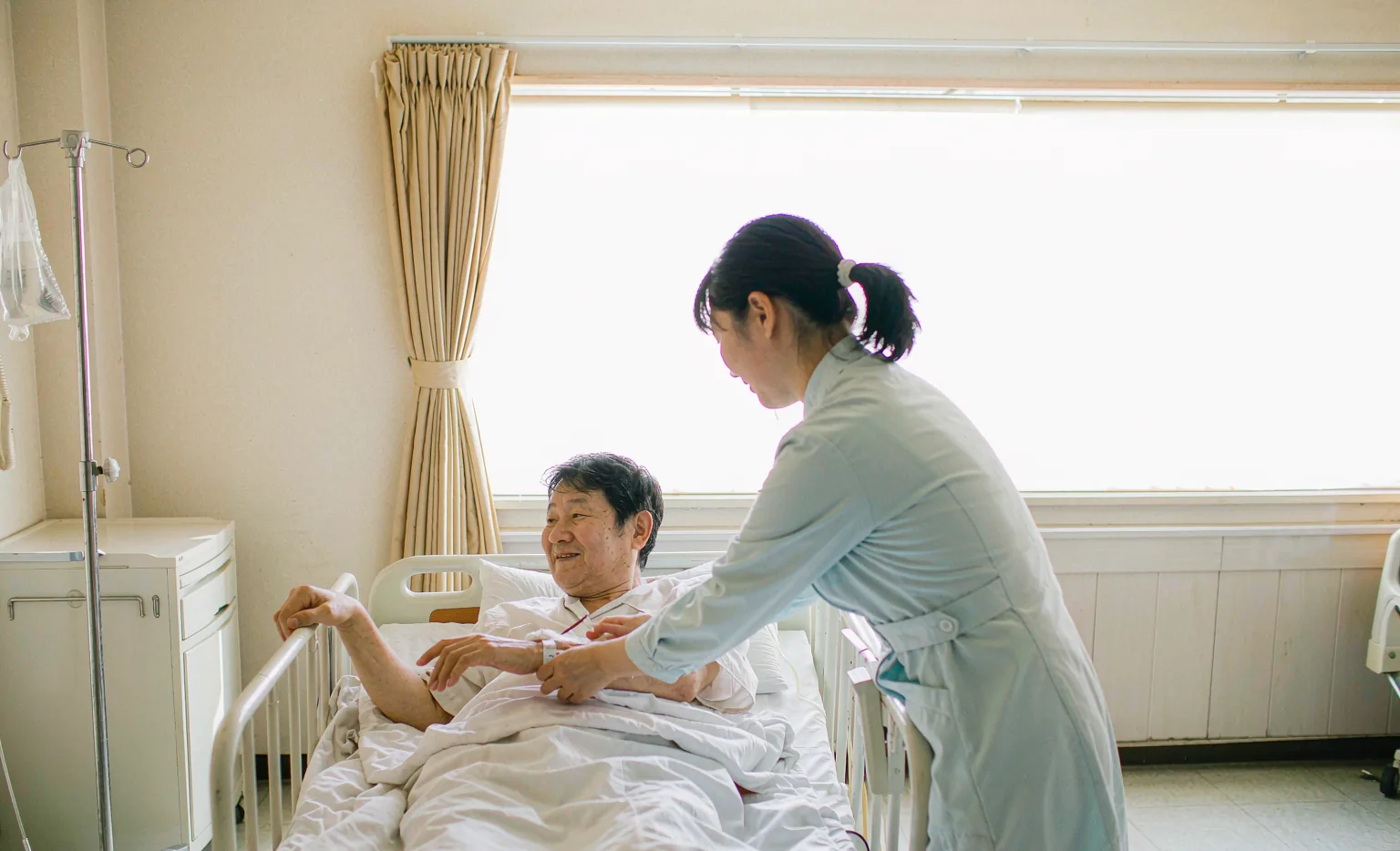 病房内护士为住院患者护理